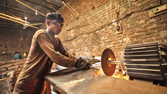 হালকা প্রকৌশল দ্রুত এগিয়ে গেলেও সমস্যা পিছু ছাড়ছে না