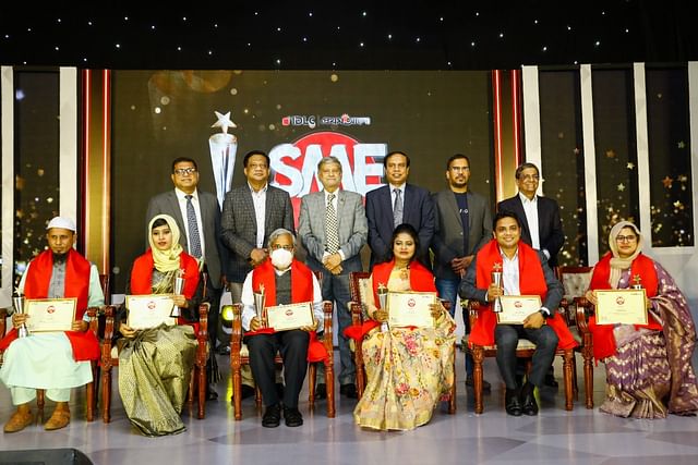 আইডিএলসি-প্রথম আলো এসএমই পুরস্কার পেলেন যারা