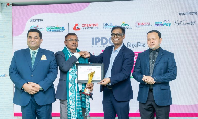 ইউসুফ চৌধুরী সম্মাননা পেলেন জামদানি ওস্তাদ জামাল হোসেন