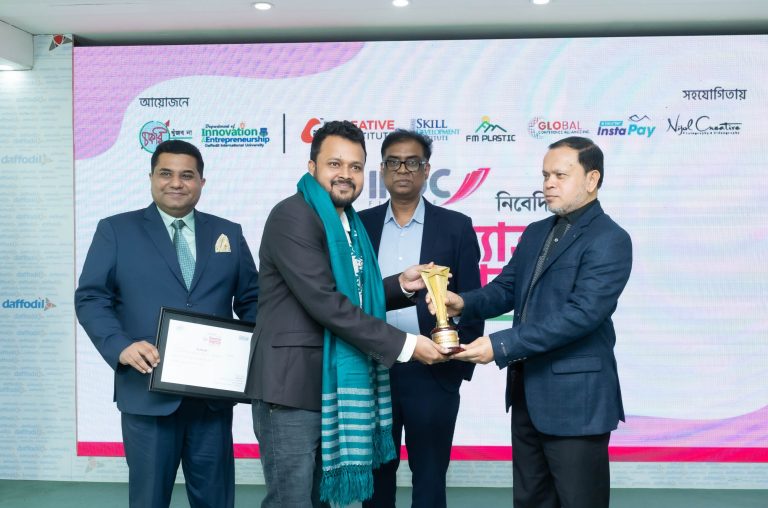 নুরুল কাদের সম্মাননা পেলেন অথল্যাবের উদ্যোক্তা শাহজাহান জুয়েল